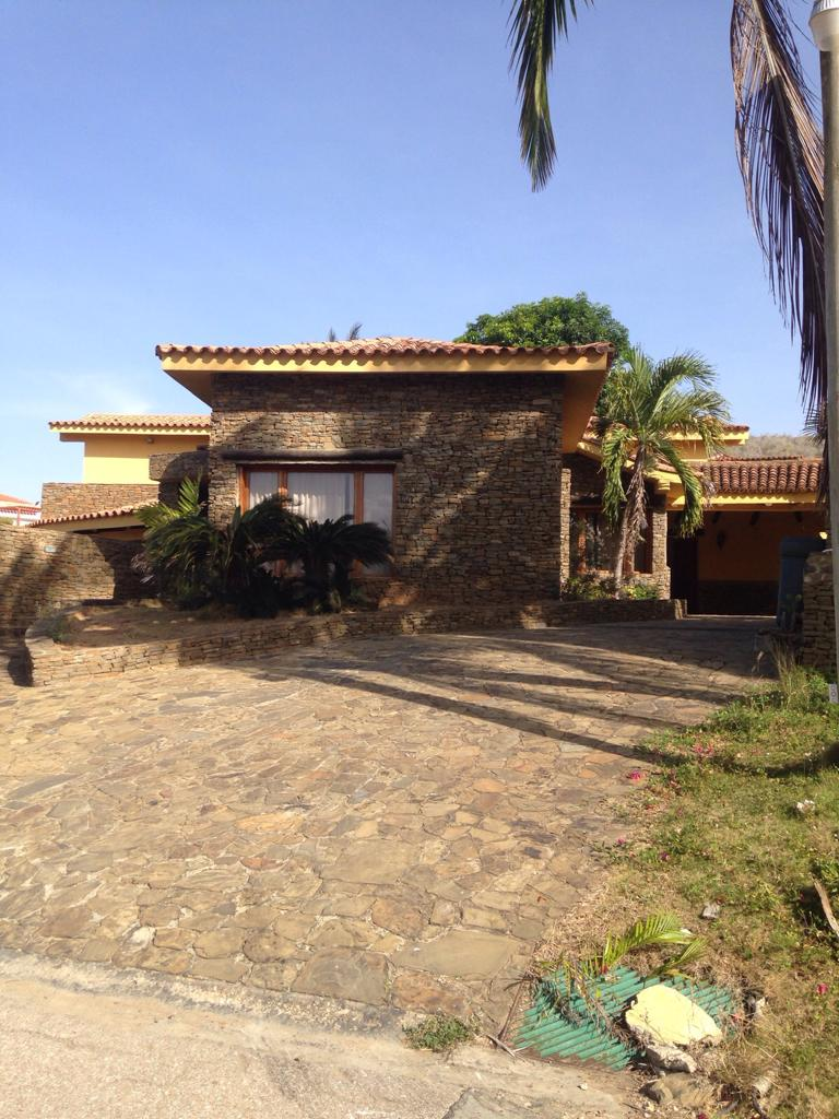 ¿Cómo Vendo mi propiedad en Venezuela si estoy fuera del país?